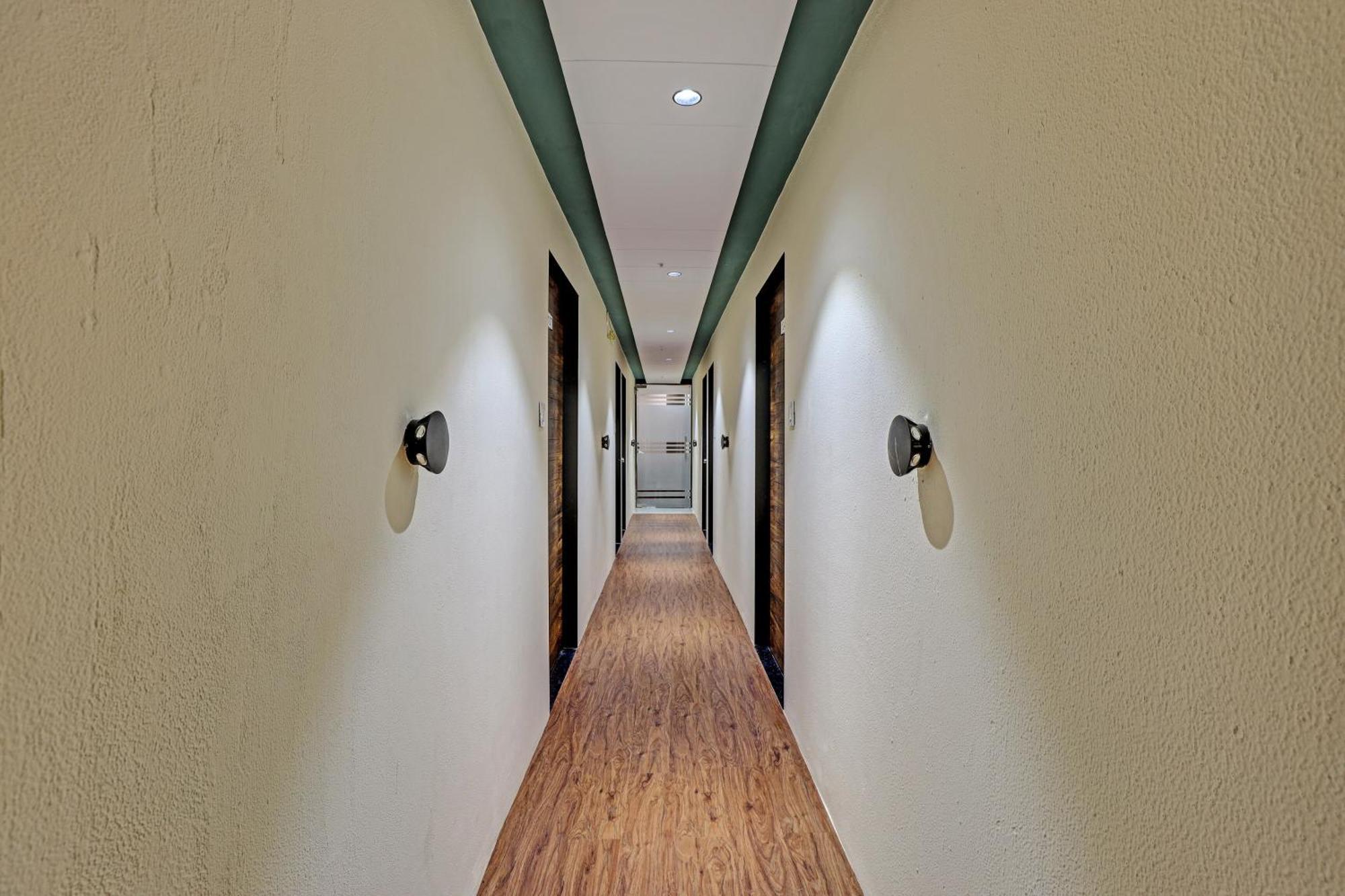 Collection O Hotel Swarg 苏拉特 外观 照片